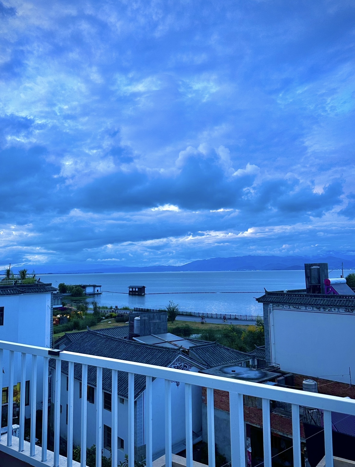 蓝色清晨，洱海畔