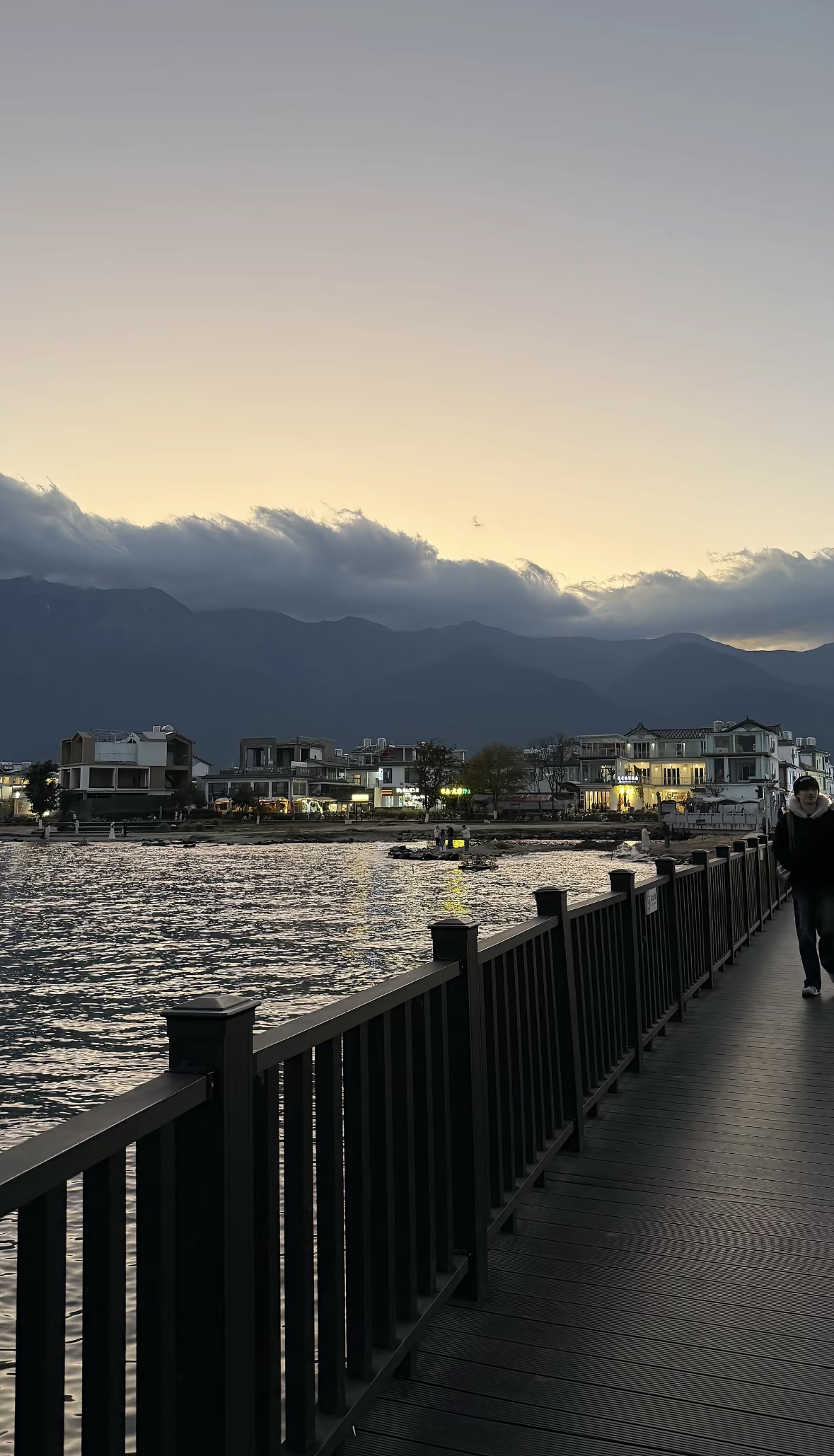 暮色苍山，洱海畔