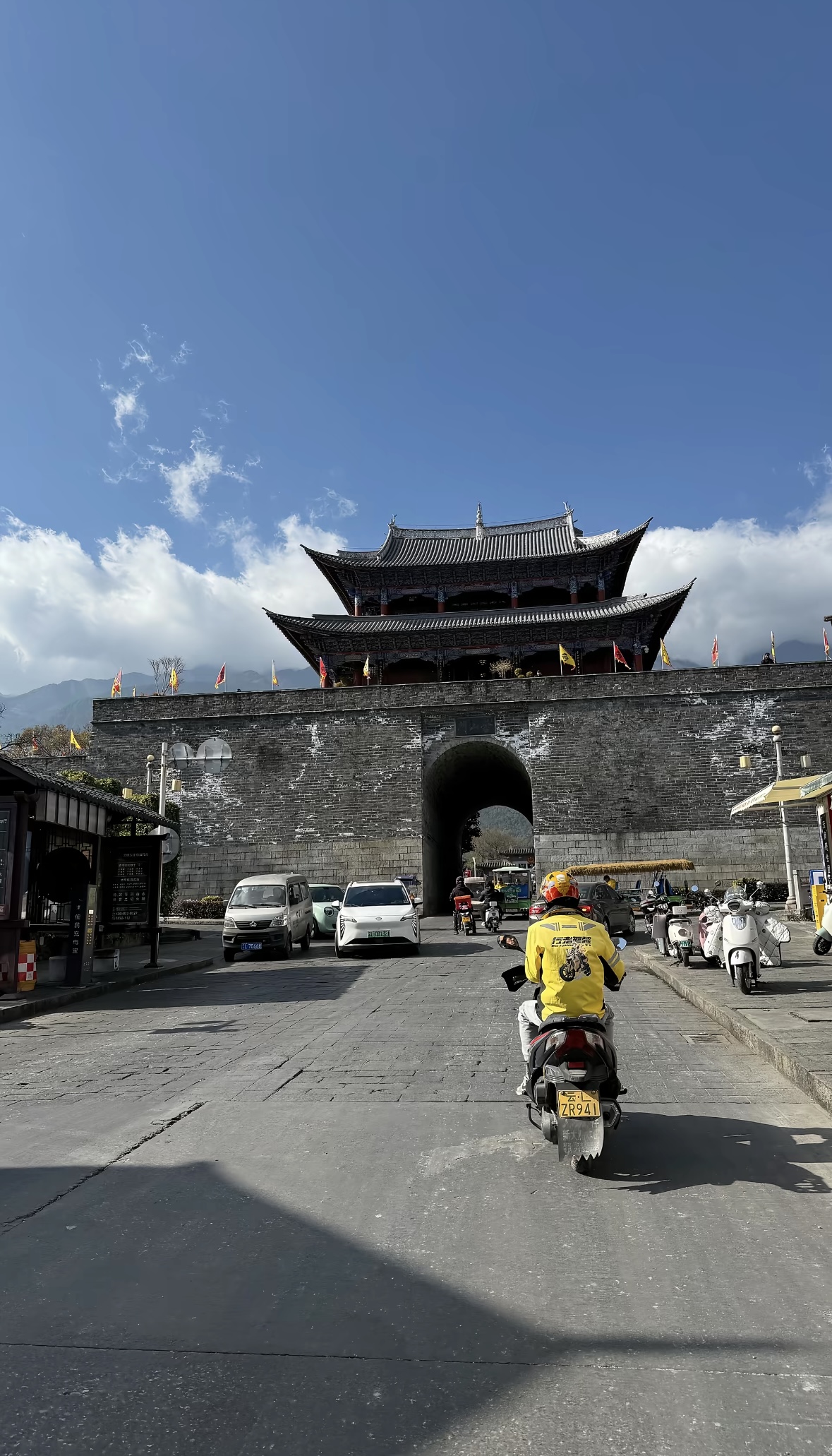 穿过古城门，大理古城